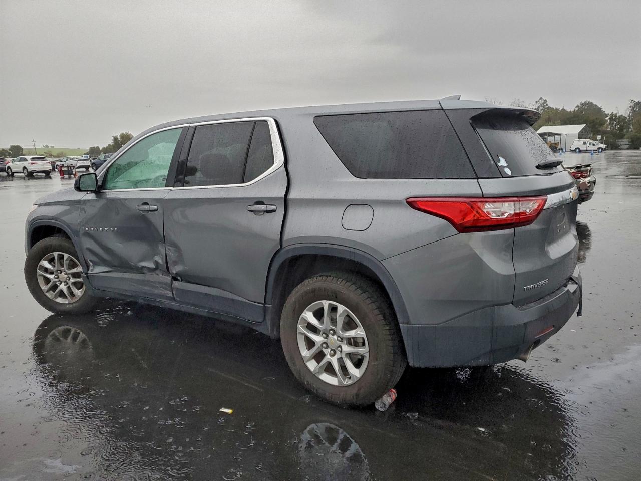 2020 CHEVROLET TRAVERSE LS photo 2
