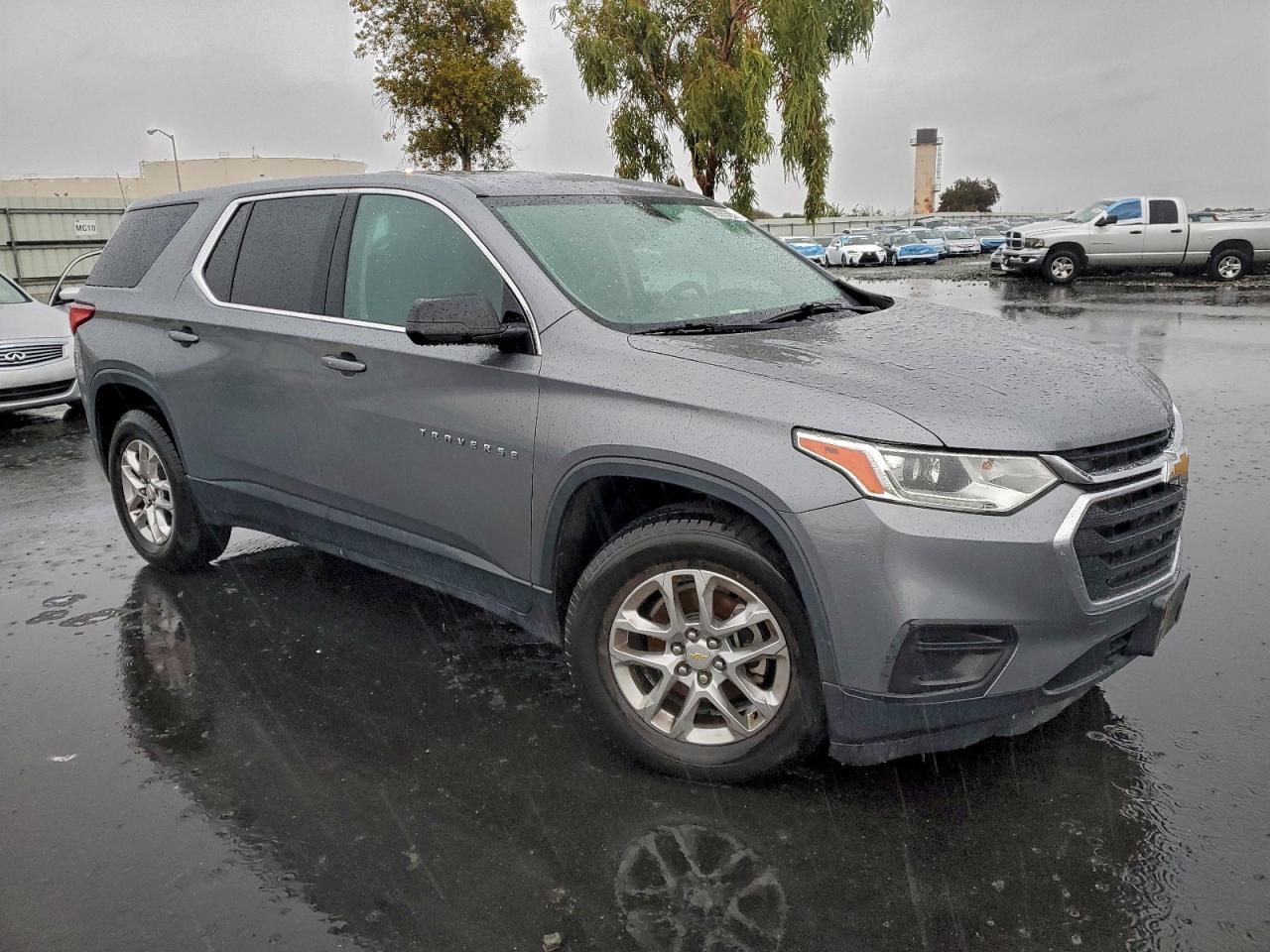 2020 CHEVROLET TRAVERSE LS photo 4