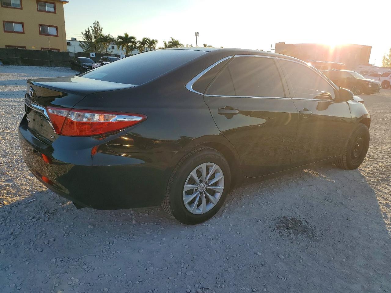2017 TOYOTA CAMRY LE photo 3