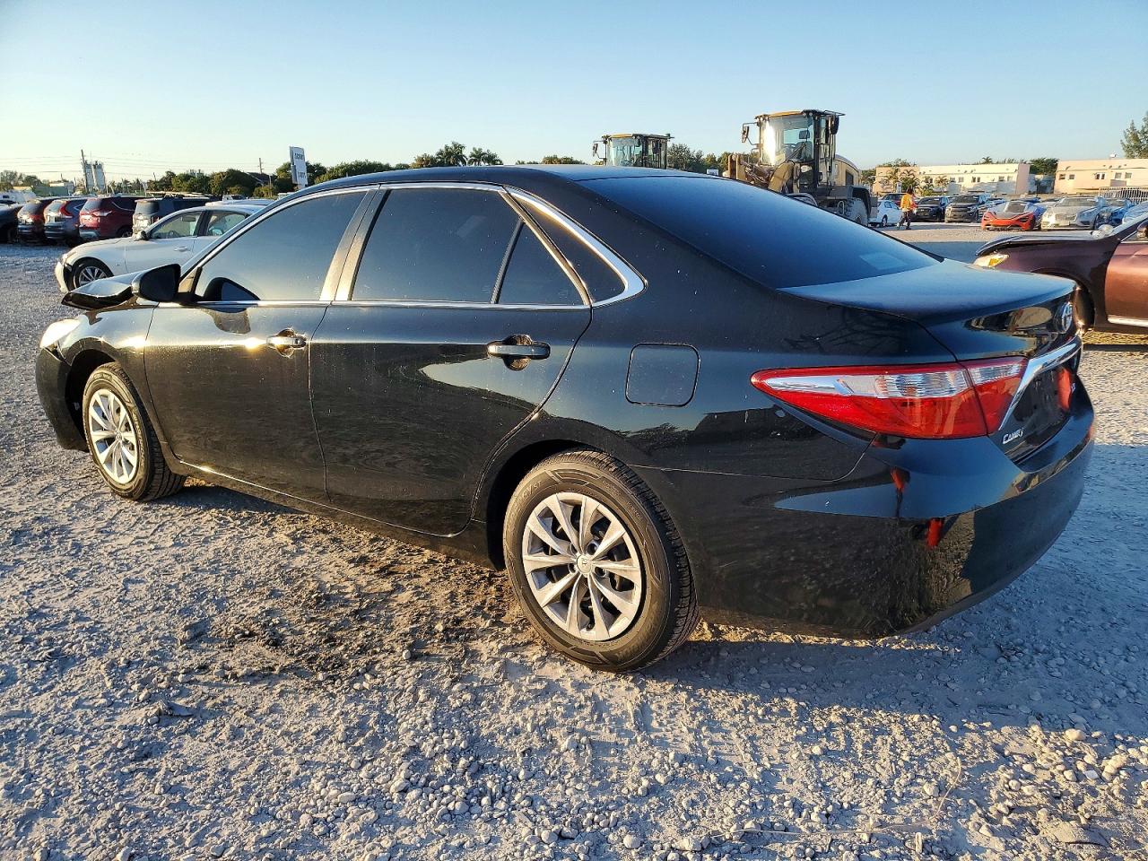 2017 TOYOTA CAMRY LE photo 2