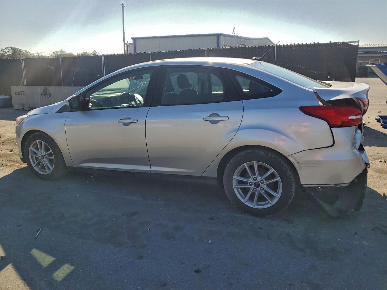 2017 FORD FOCUS SE photo 2