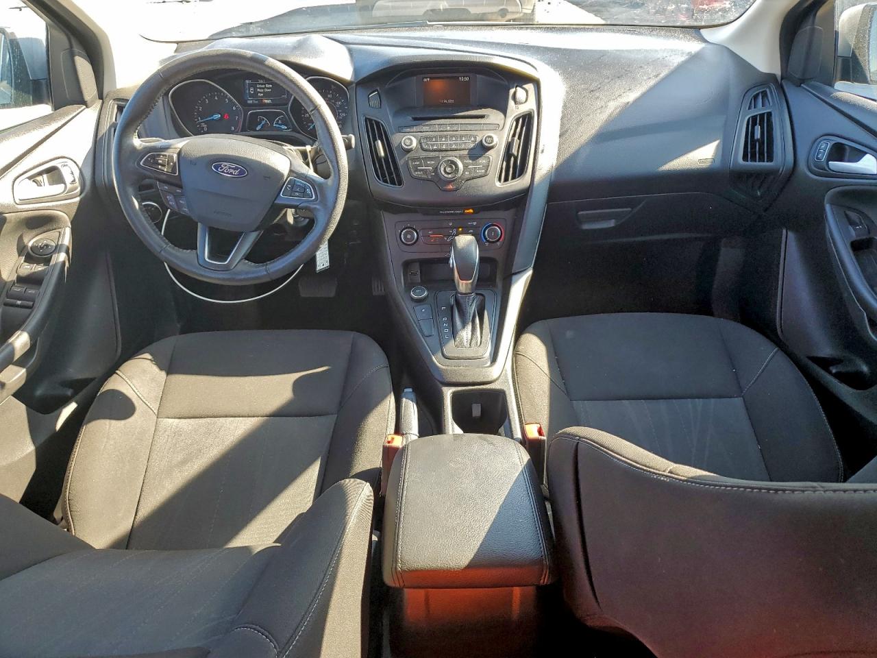 2017 FORD FOCUS SE photo 8