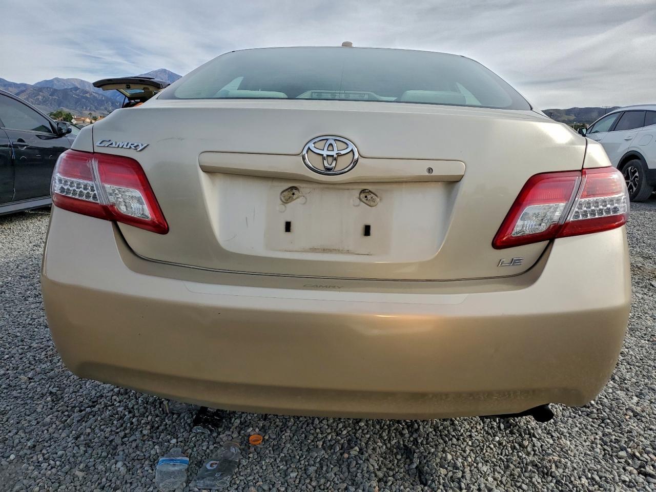 2011 TOYOTA CAMRY BASE photo 11