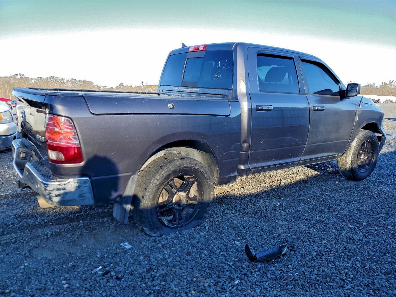 2018 RAM 1500 SLT photo 3