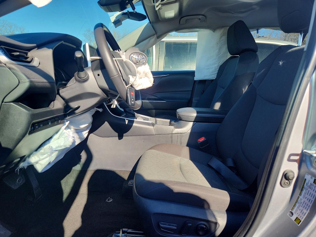 2025 TOYOTA RAV4 XLE photo 7