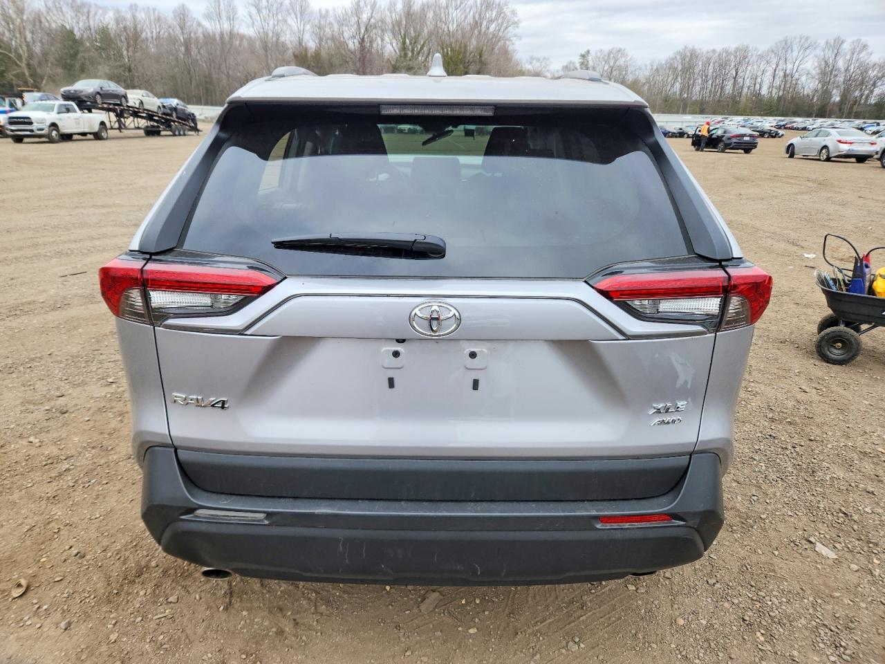2025 TOYOTA RAV4 XLE photo 6