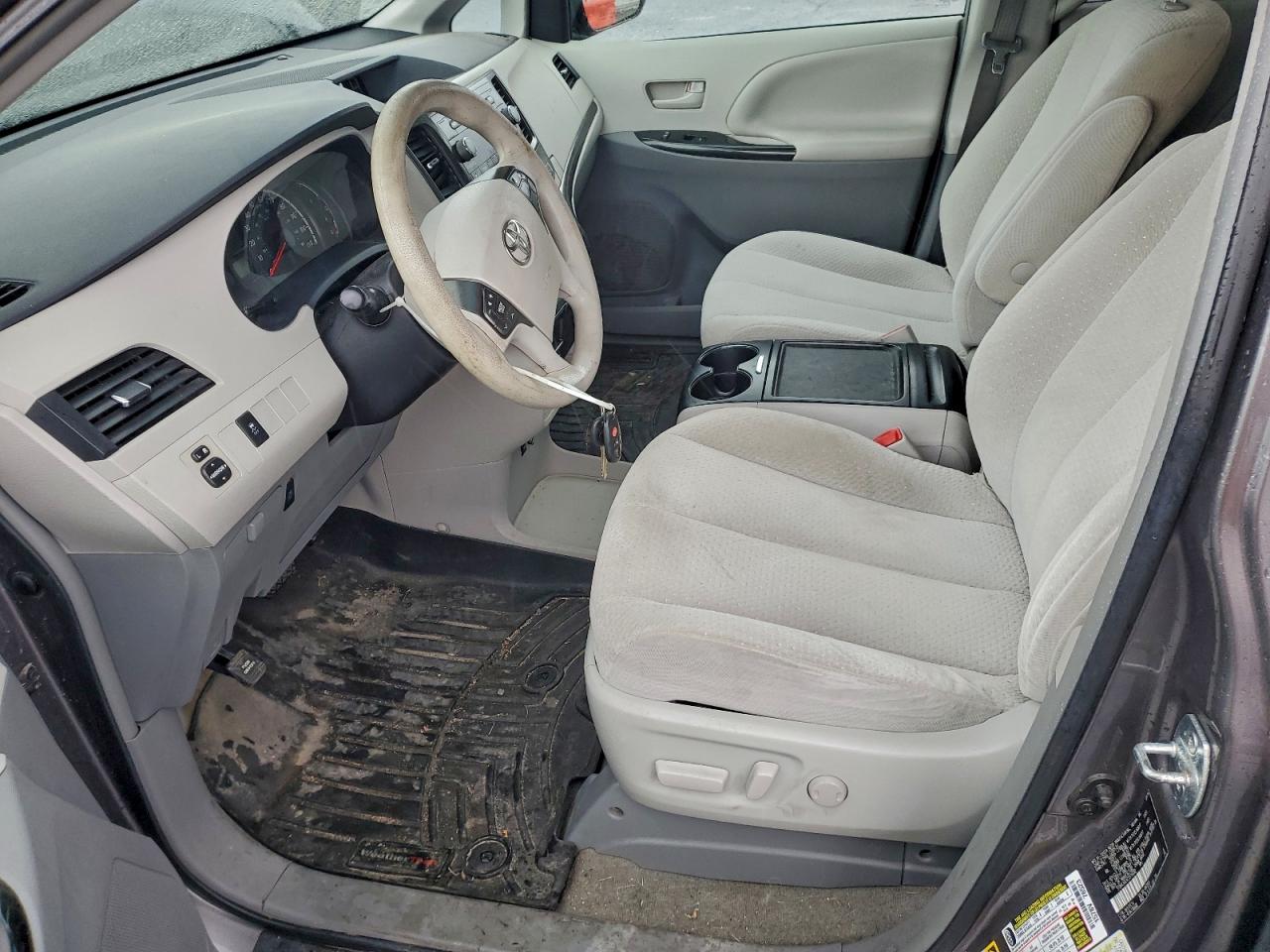2014 TOYOTA SIENNA LE photo 7