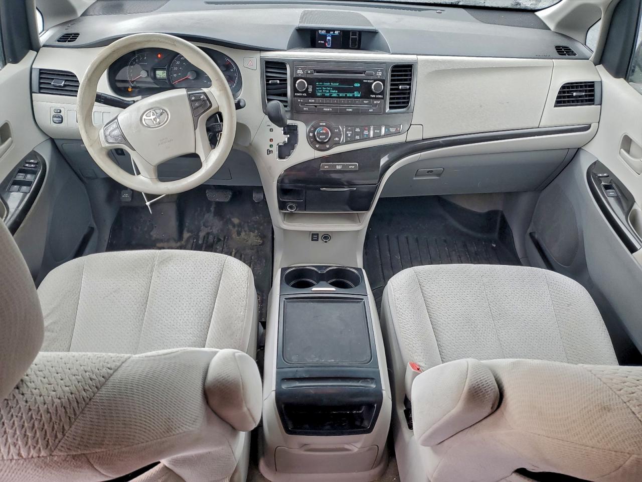 2014 TOYOTA SIENNA LE photo 8