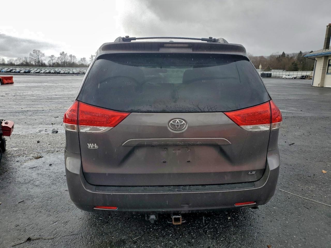 2014 TOYOTA SIENNA LE photo 6