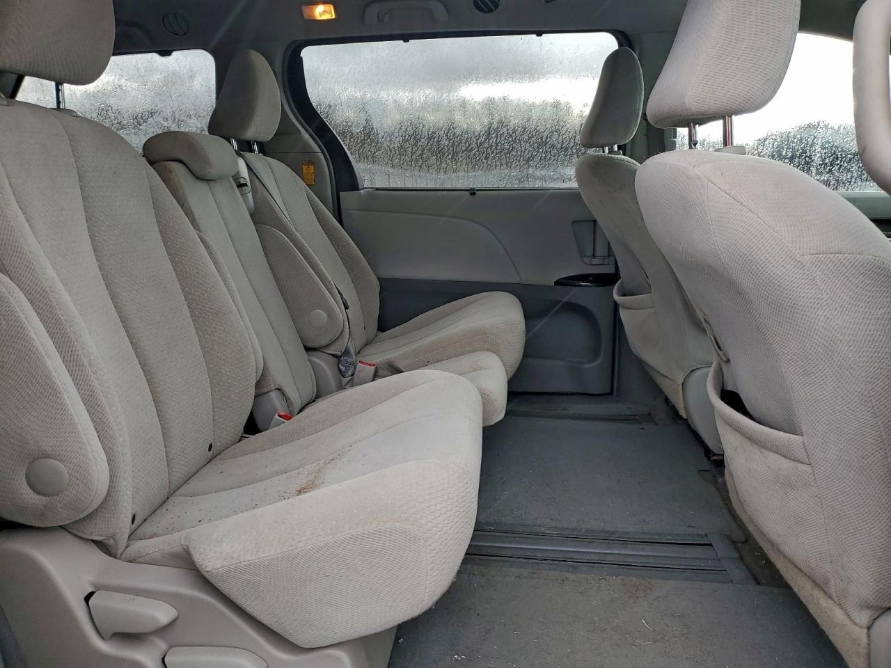 2014 TOYOTA SIENNA LE photo 11