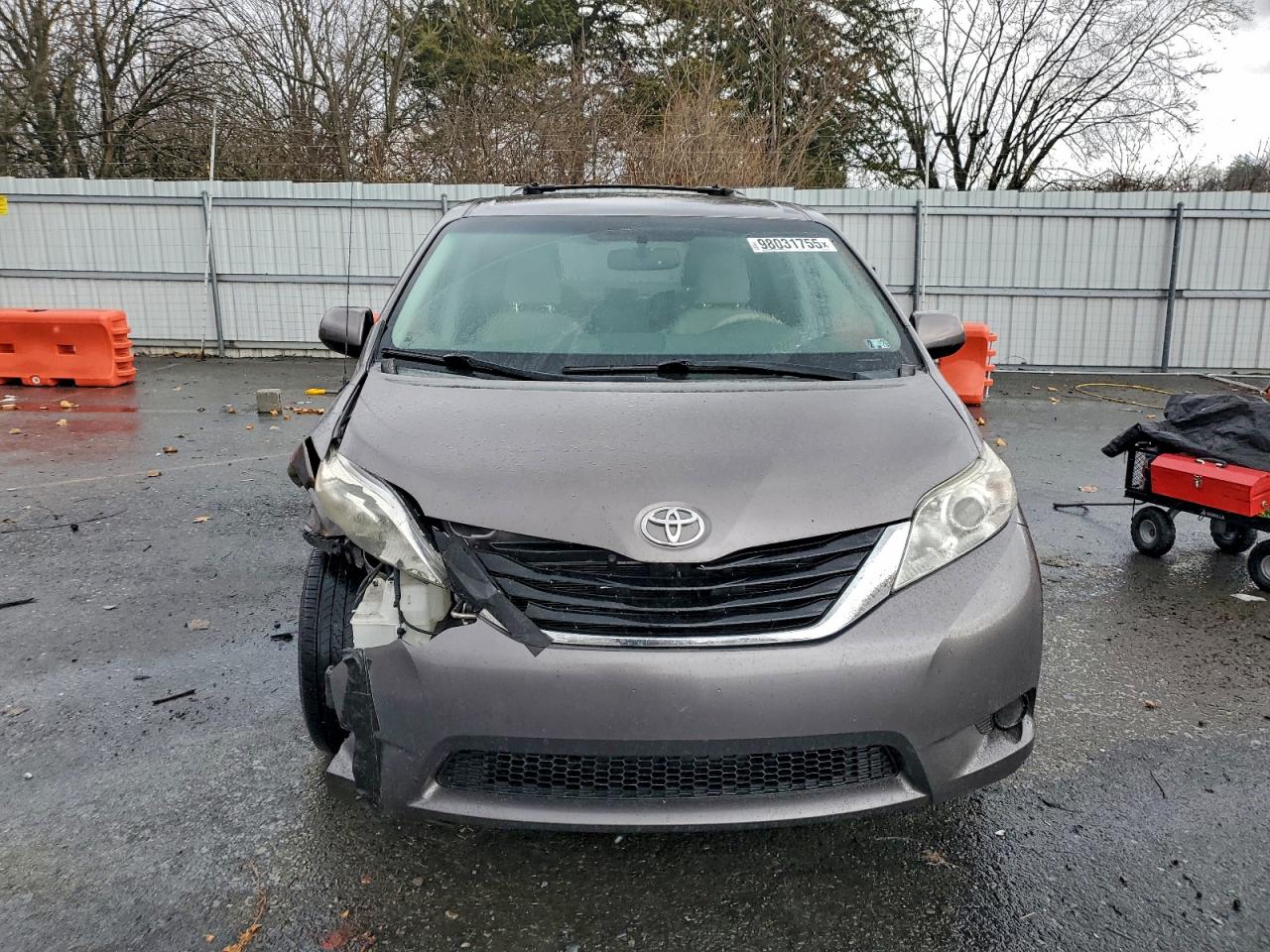 2014 TOYOTA SIENNA LE photo 5