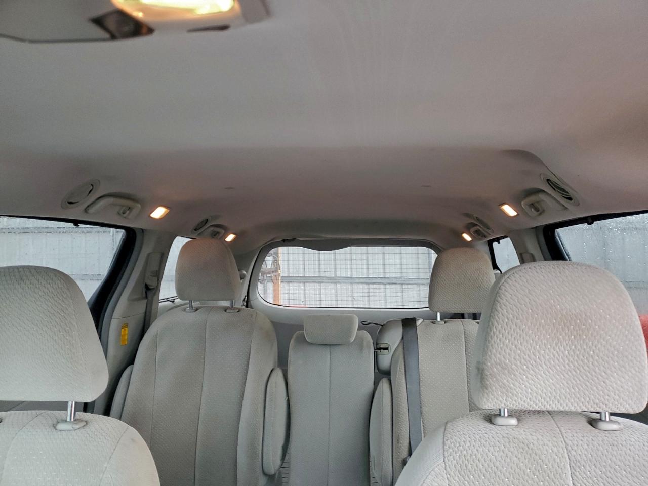 2014 TOYOTA SIENNA LE photo 10