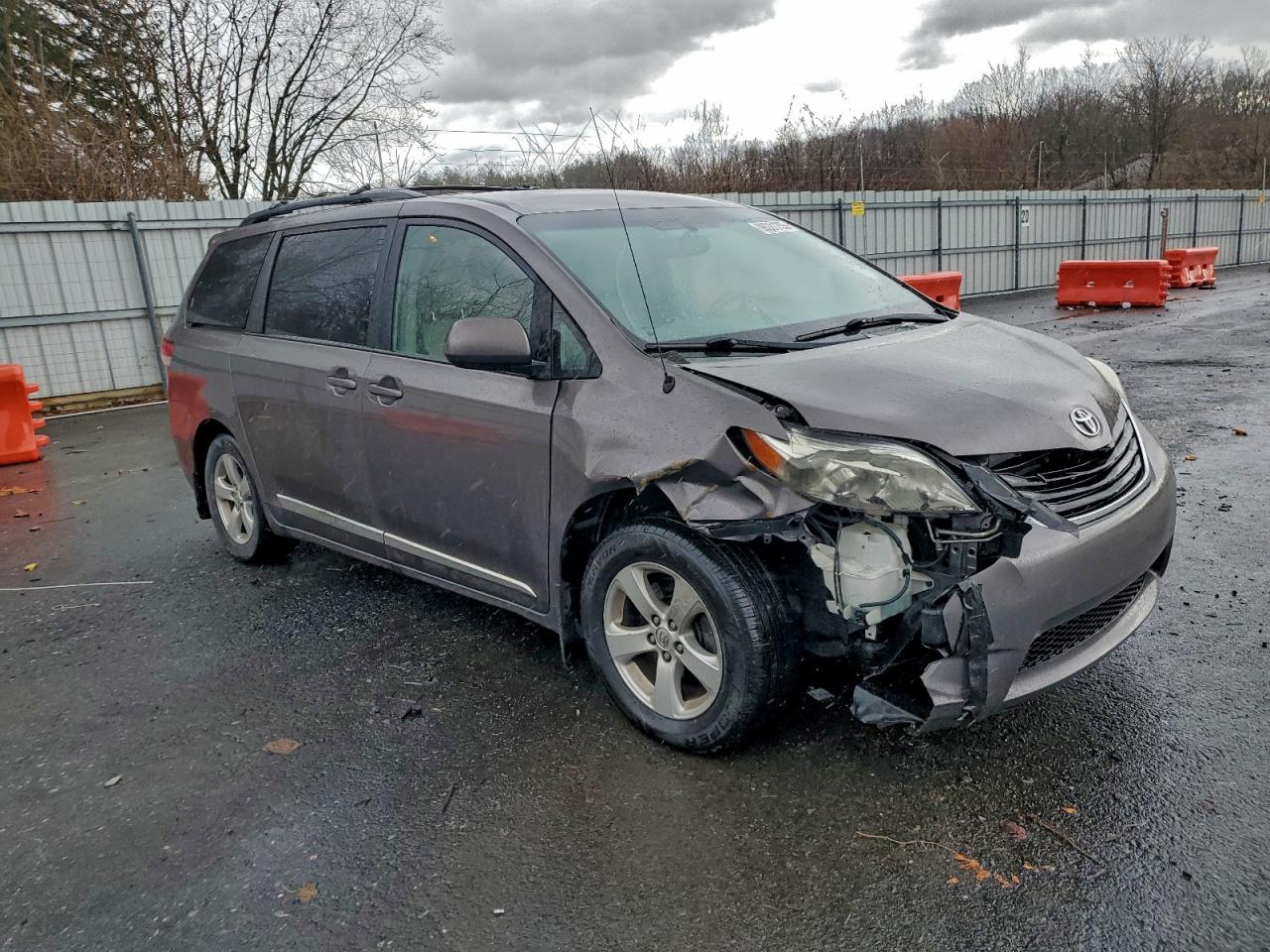 2014 TOYOTA SIENNA LE photo 4