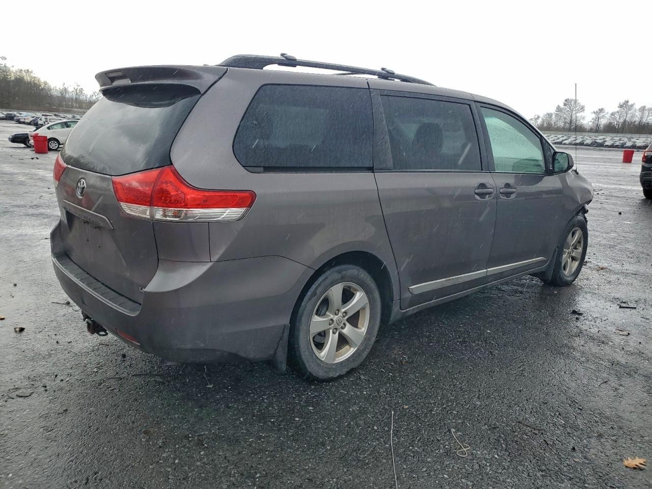 2014 TOYOTA SIENNA LE photo 3