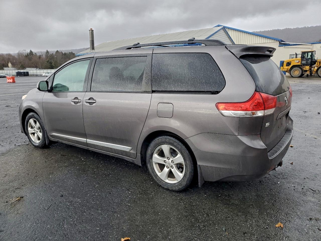 2014 TOYOTA SIENNA LE photo 2