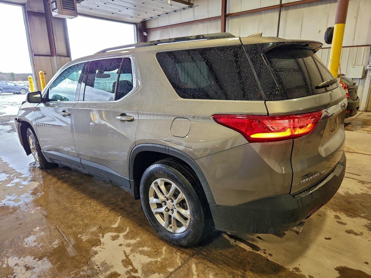 2019 CHEVROLET TRAVERSE LT photo 2
