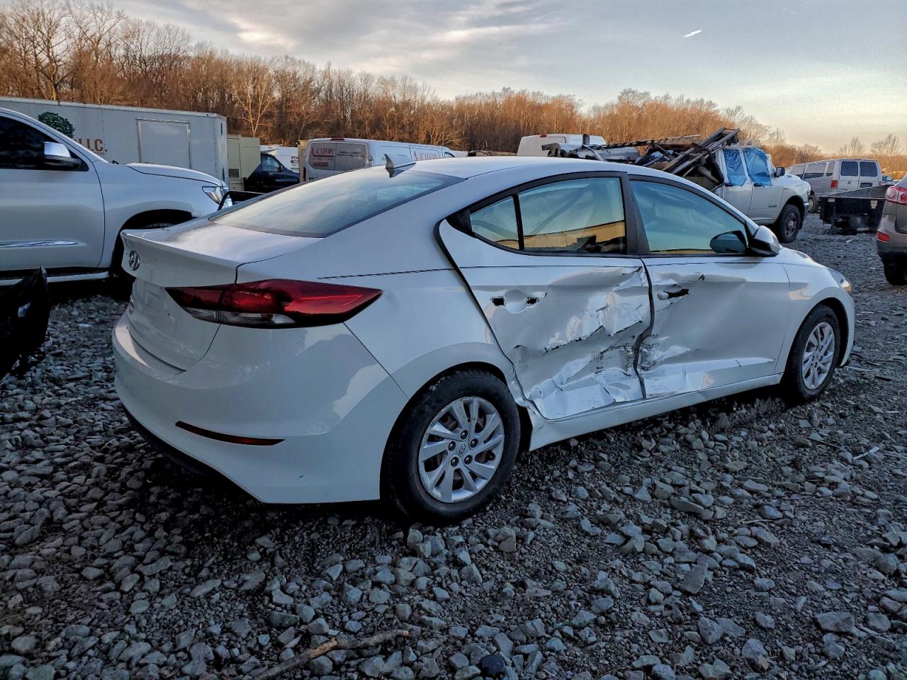 2017 HYUNDAI ELANTRA SE photo 5