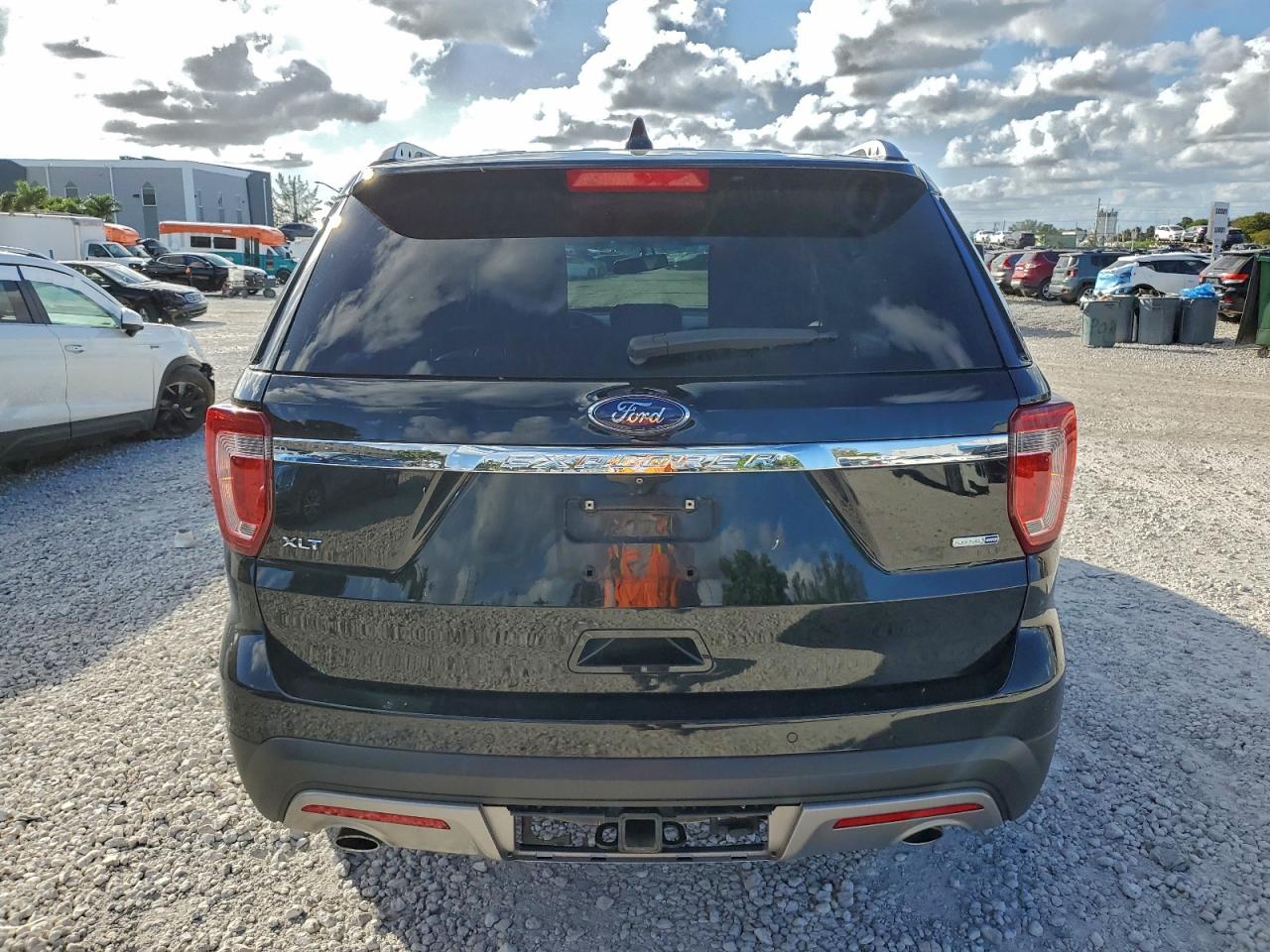 2017 FORD EXPLORER XLT photo 6