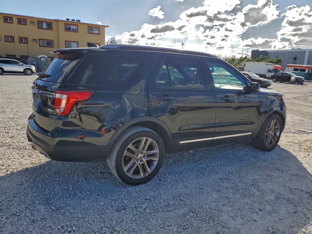 2017 FORD EXPLORER XLT photo 3