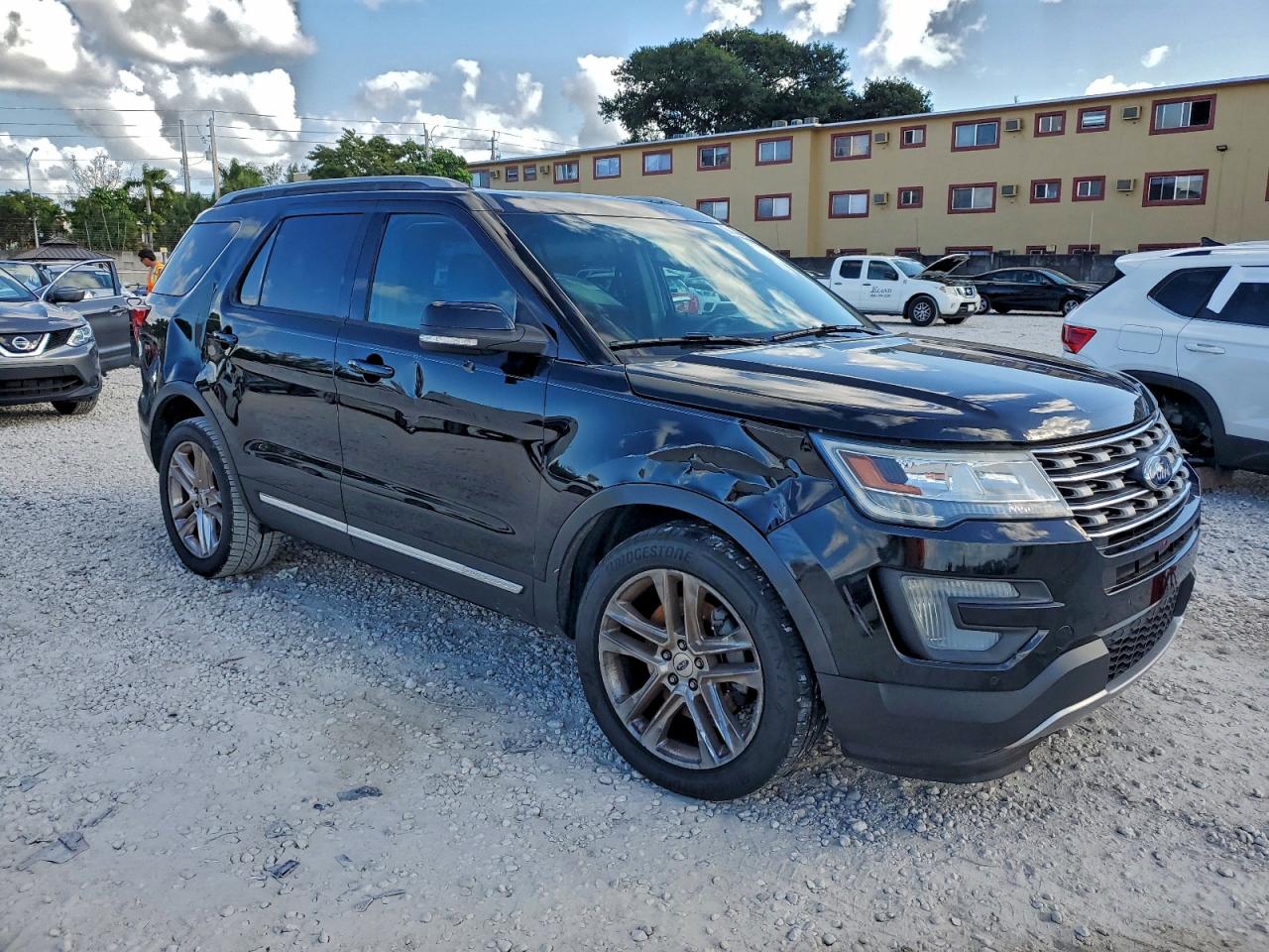 2017 FORD EXPLORER XLT photo 4