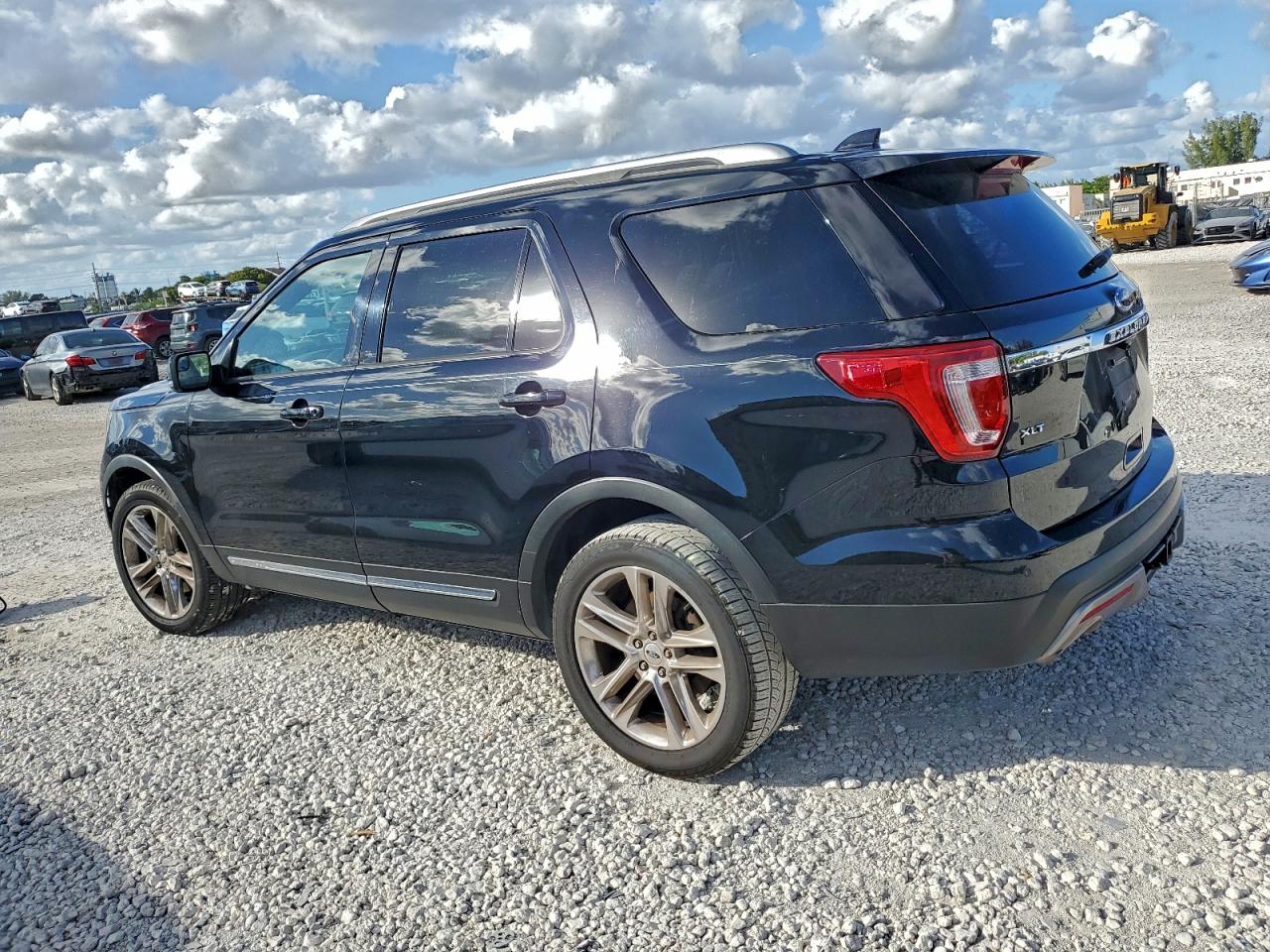 2017 FORD EXPLORER XLT photo 2
