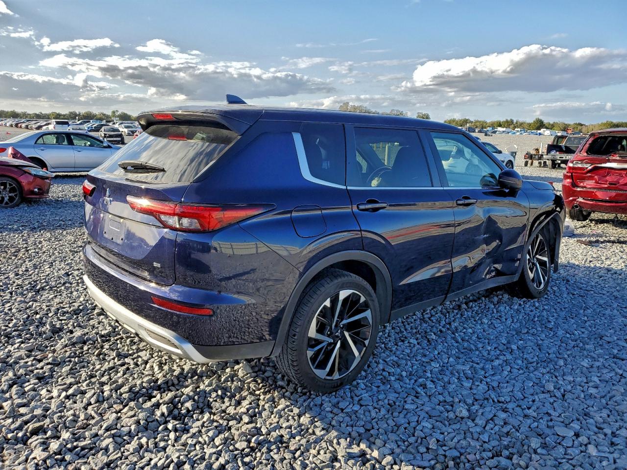 2024 MITSUBISHI OUTLANDER SE photo 3