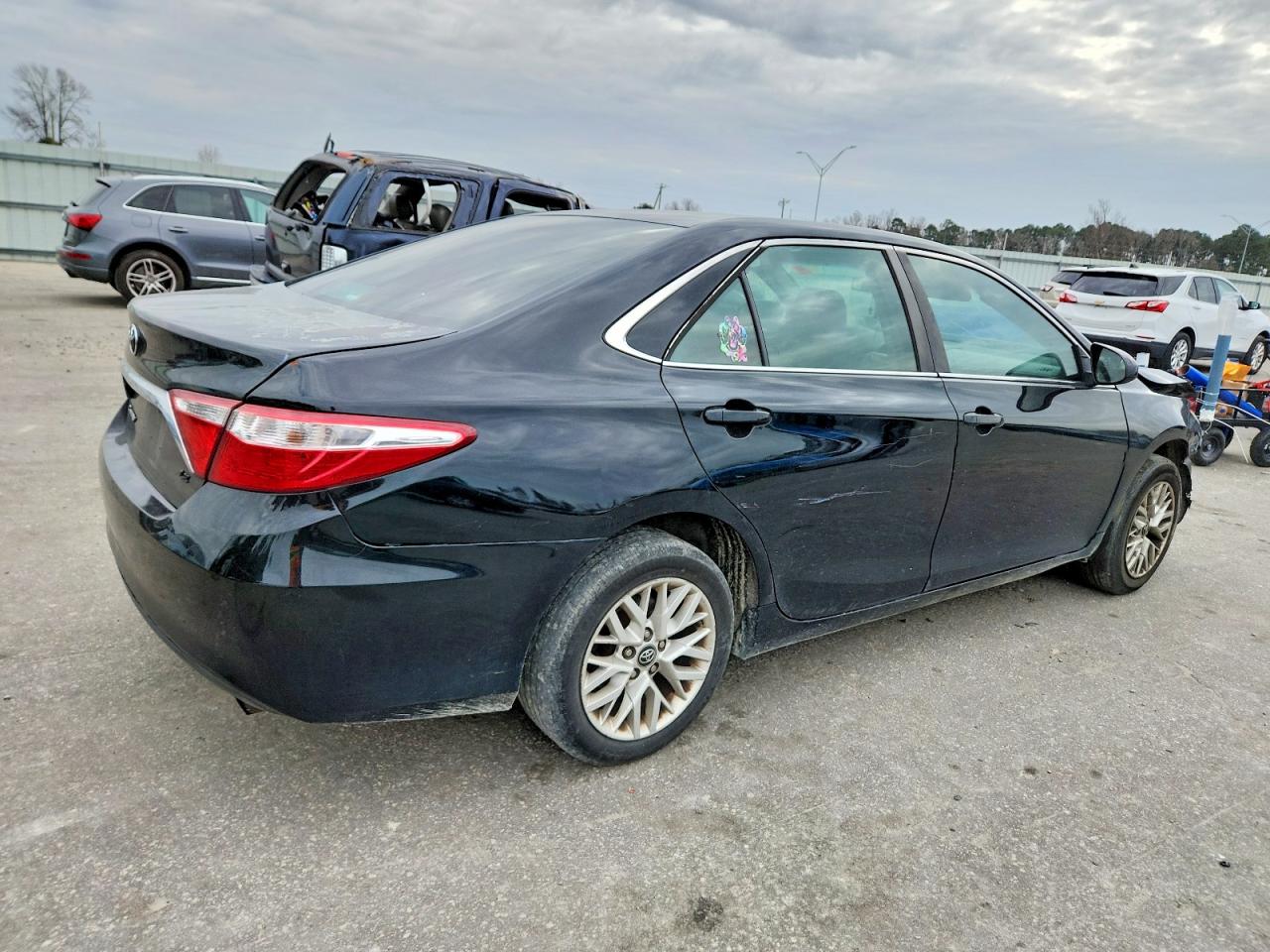 2016 TOYOTA CAMRY LE photo 3