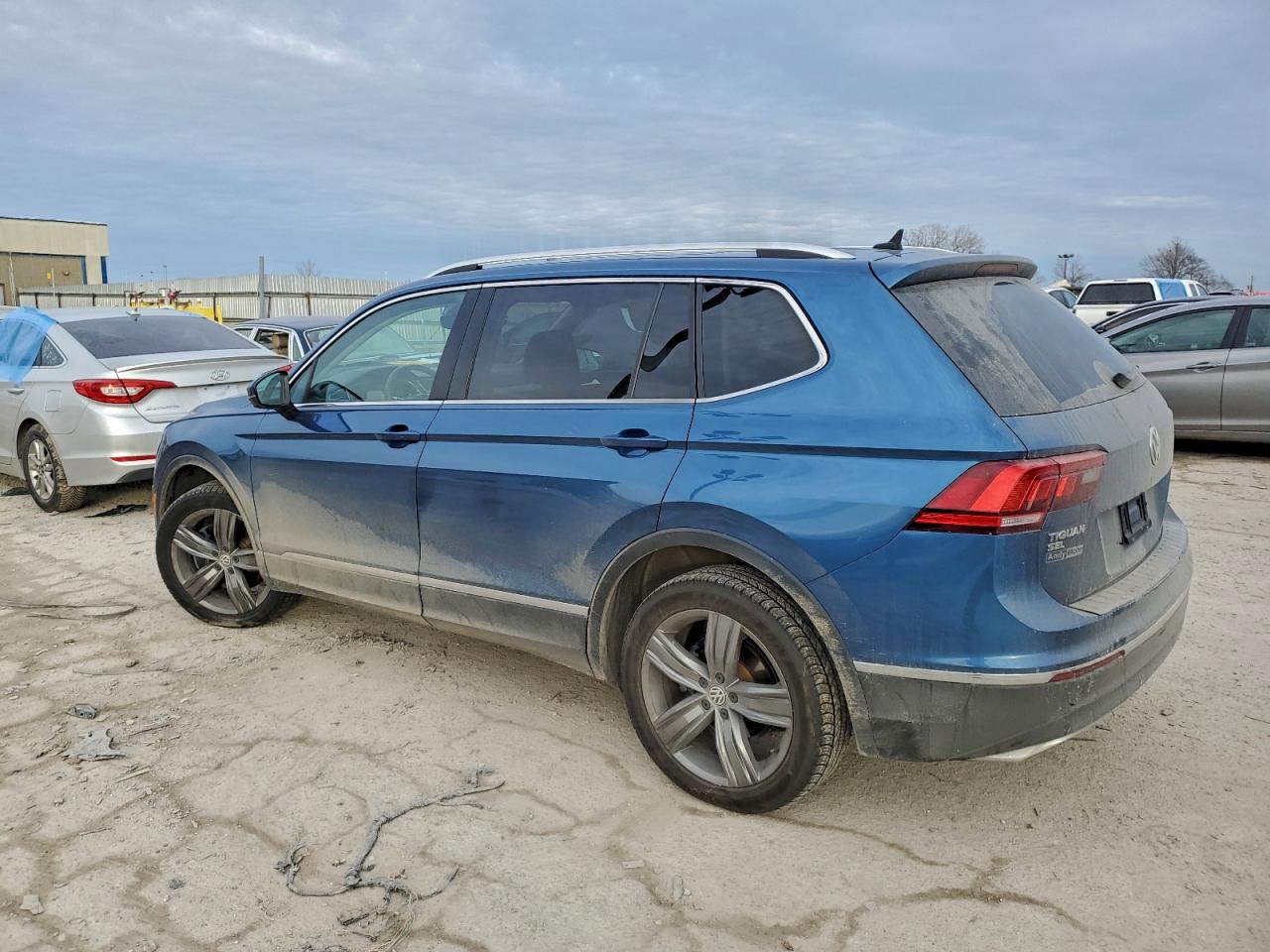 2020 VOLKSWAGEN TIGUAN SE photo 2