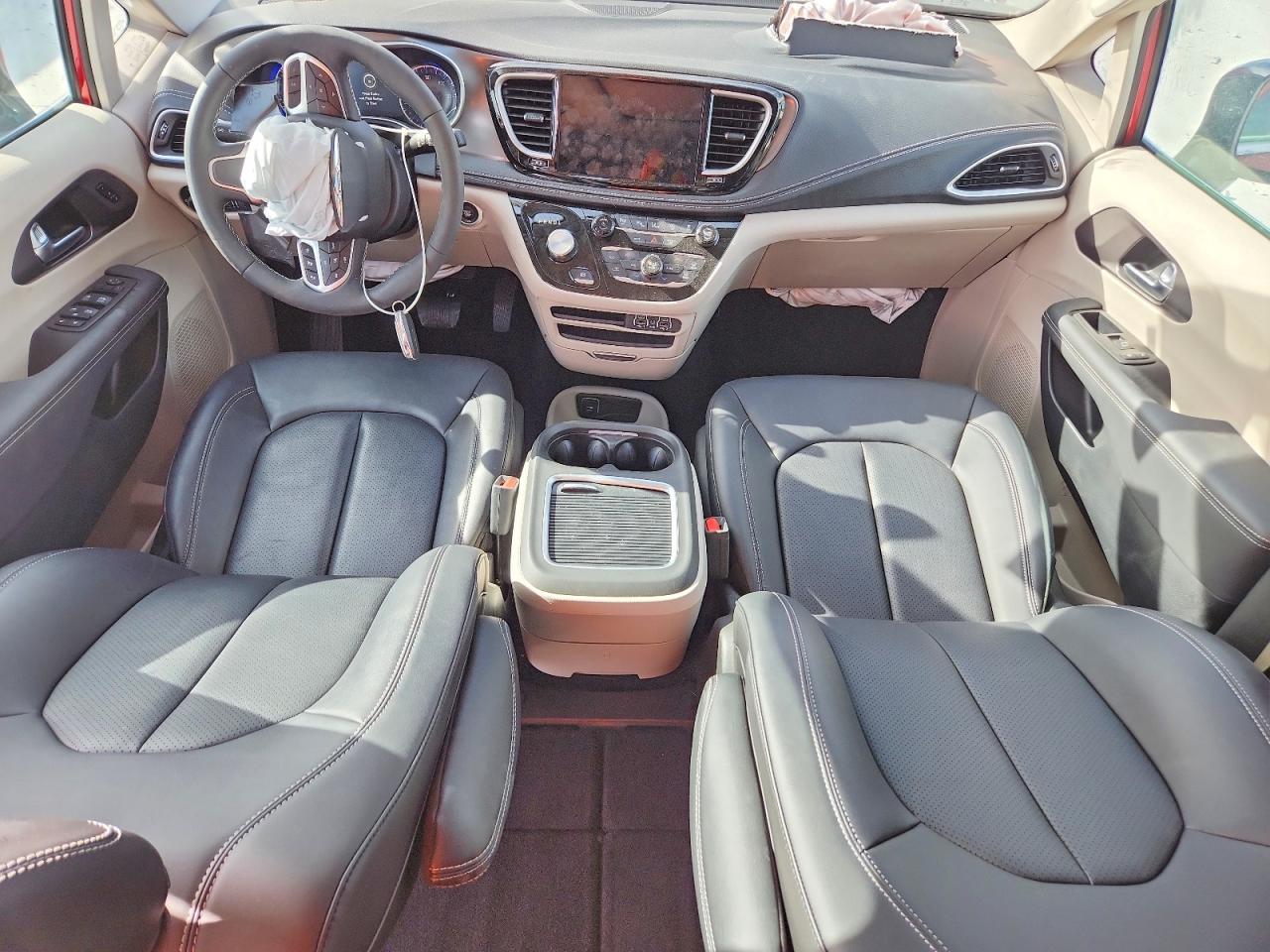 2024 CHRYSLER PACIFICA TOURING L photo 8