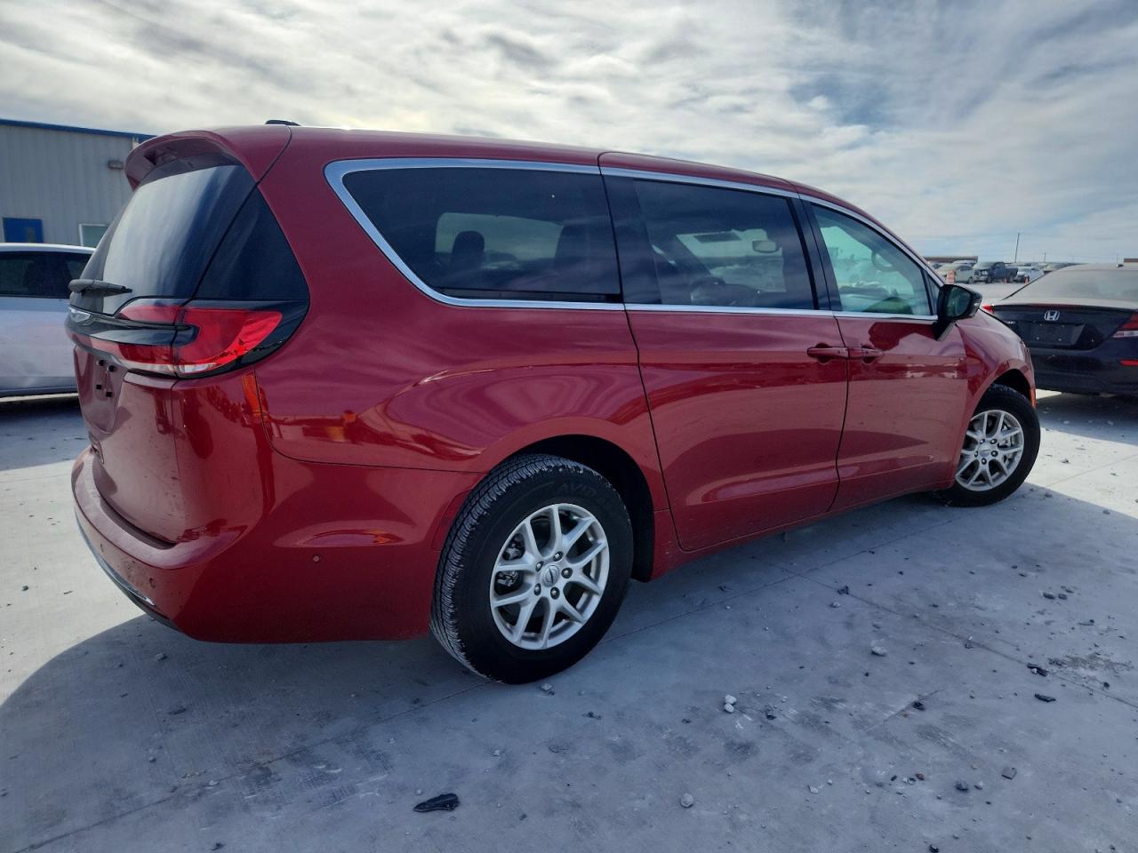 2024 CHRYSLER PACIFICA TOURING L photo 3