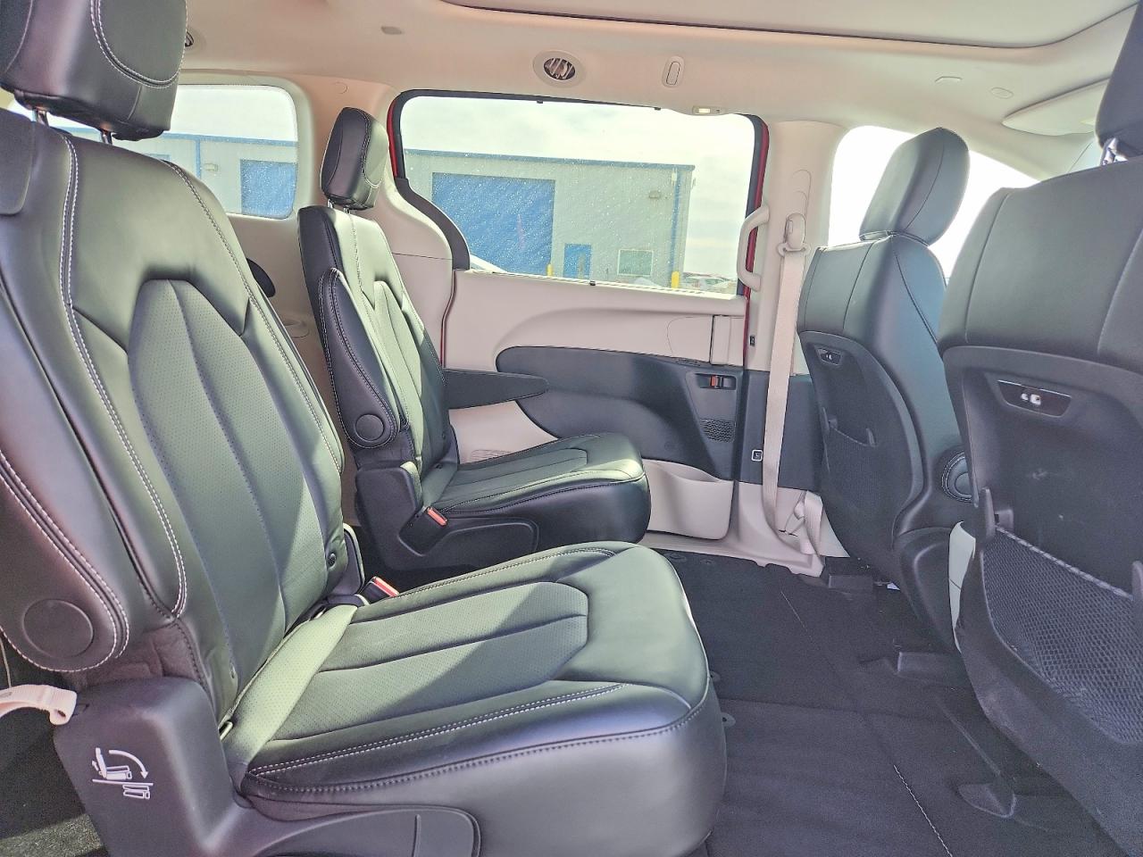 2024 CHRYSLER PACIFICA TOURING L photo 11
