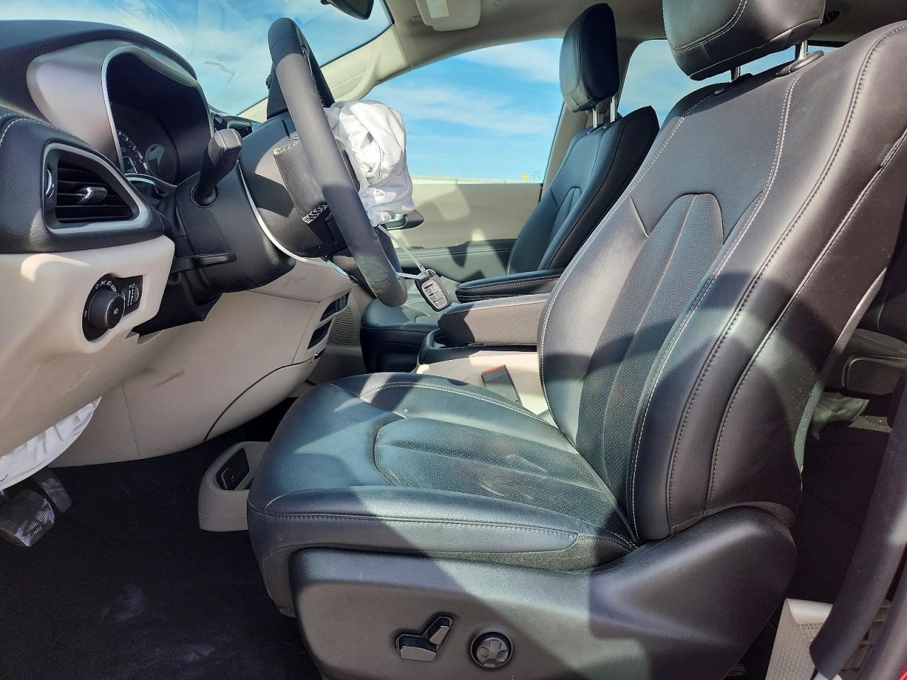 2024 CHRYSLER PACIFICA TOURING L photo 7