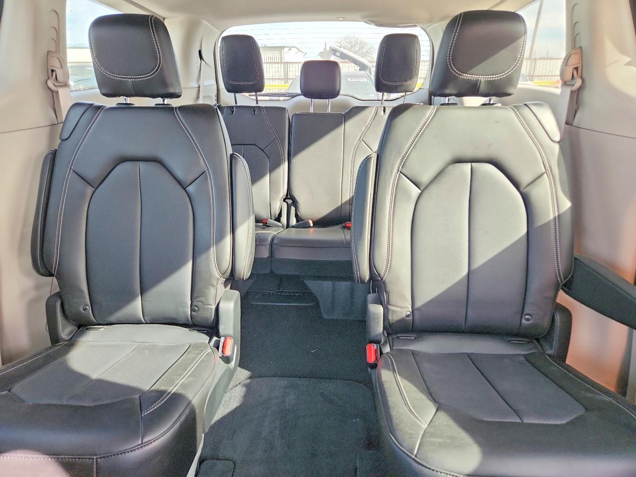 2024 CHRYSLER PACIFICA TOURING L photo 10