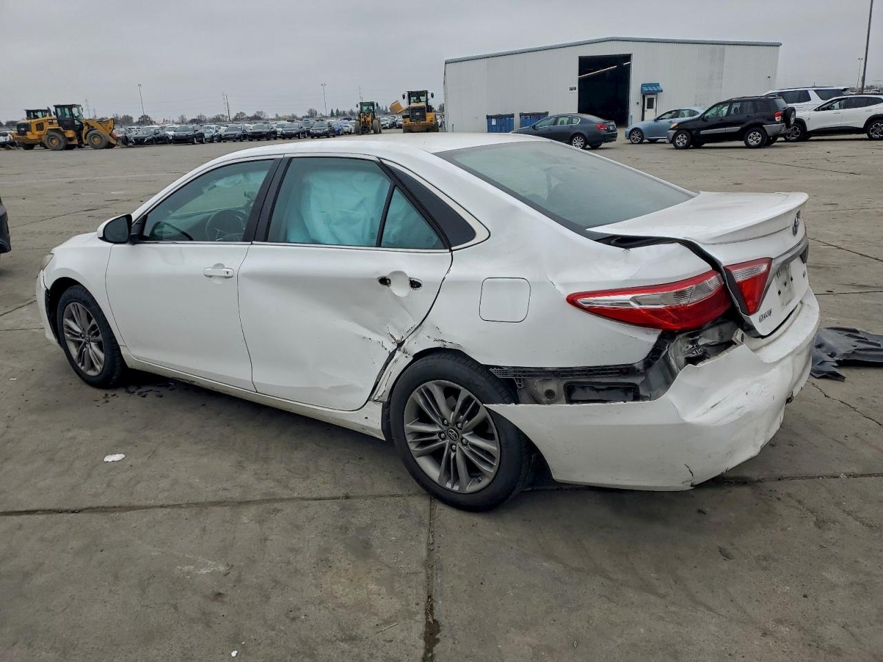2016 TOYOTA CAMRY SE photo 3