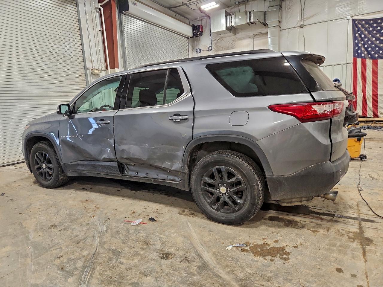 2019 CHEVROLET TRAVERSE LT photo 2