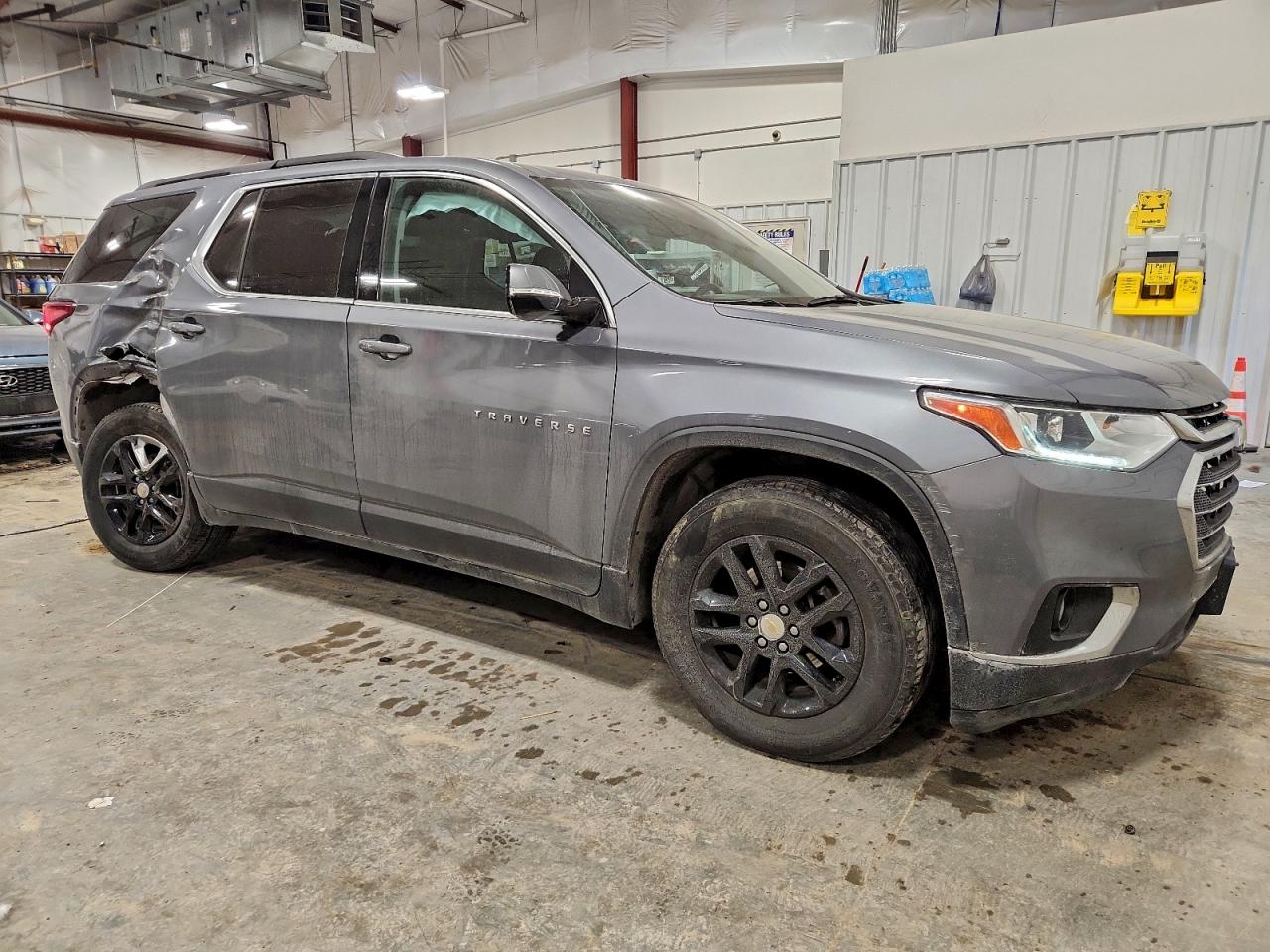 2019 CHEVROLET TRAVERSE LT photo 4
