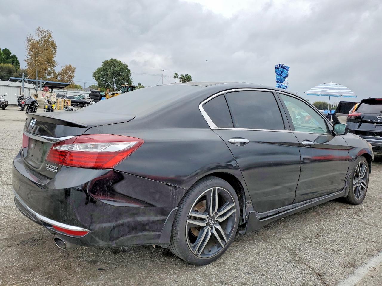 2017 HONDA ACCORD photo 3