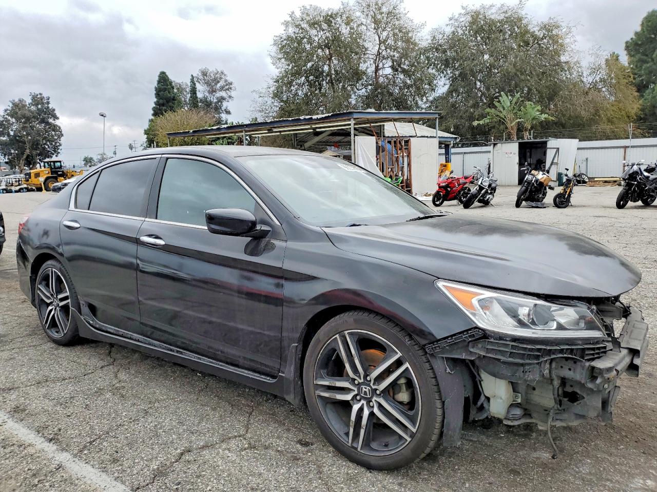 2017 HONDA ACCORD photo 4
