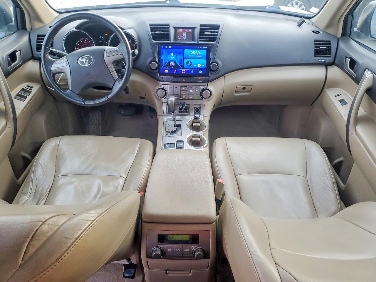 2010 TOYOTA HIGHLANDER SE photo 8