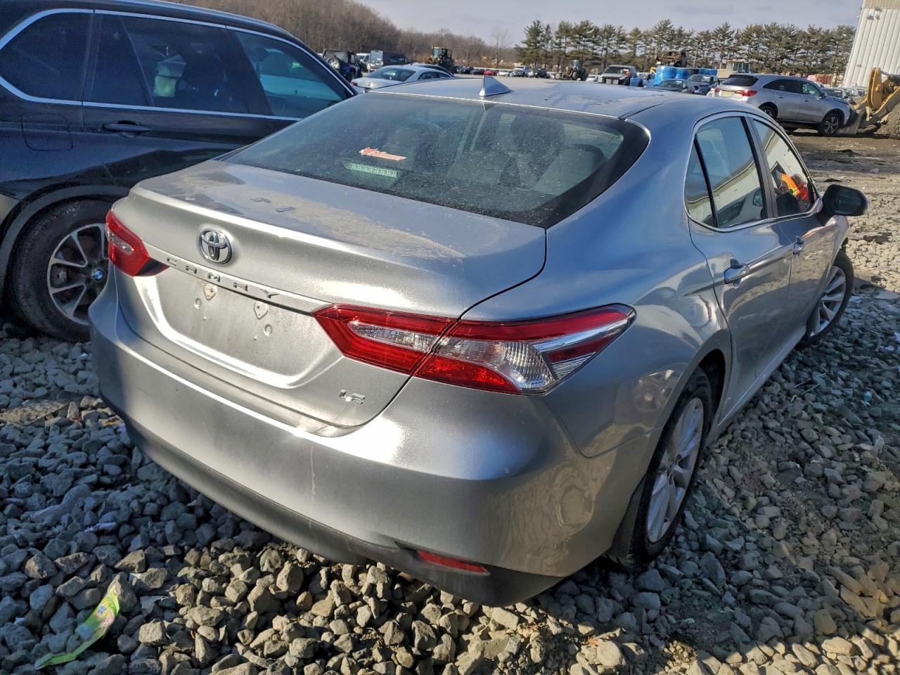 2020 TOYOTA CAMRY LE photo 3