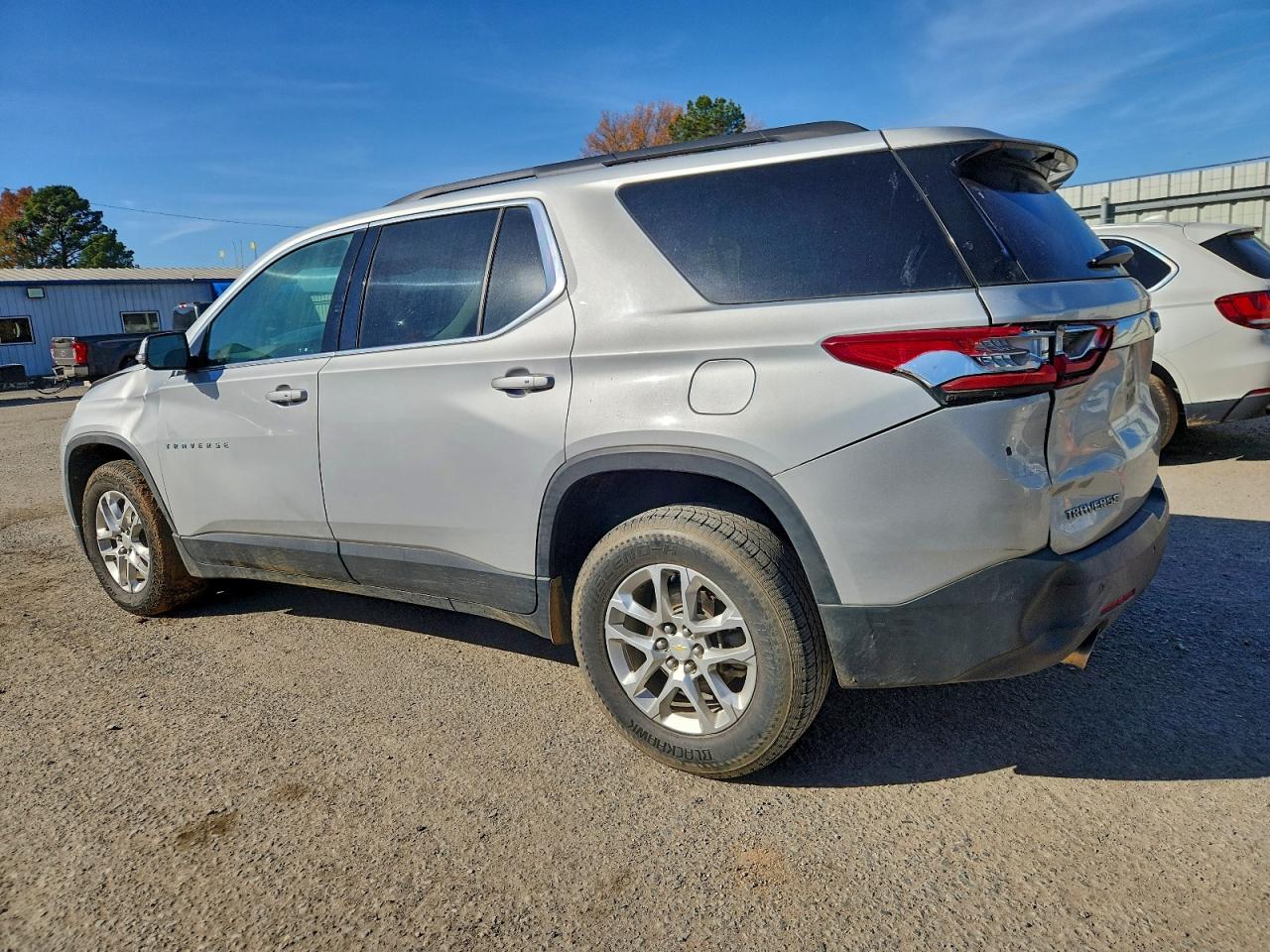 2019 CHEVROLET TRAVERSE LT photo 2