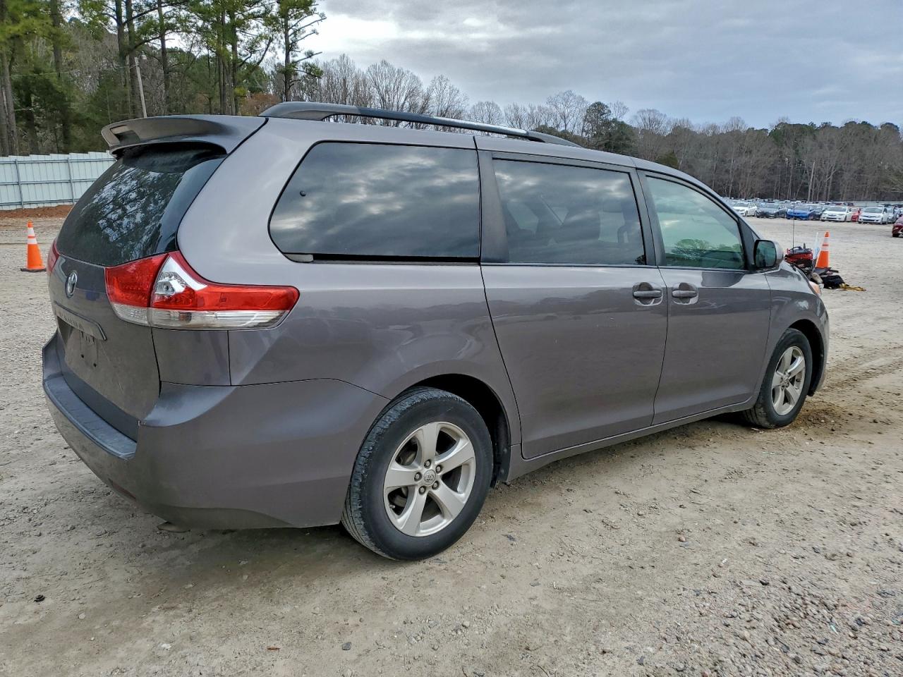 2014 TOYOTA SIENNA LE photo 3