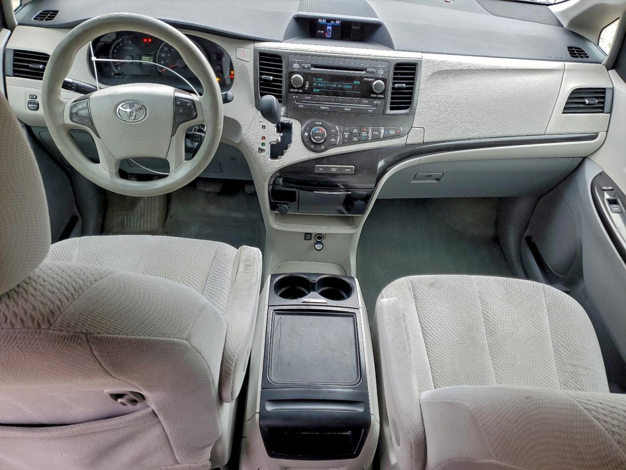 2014 TOYOTA SIENNA LE photo 8