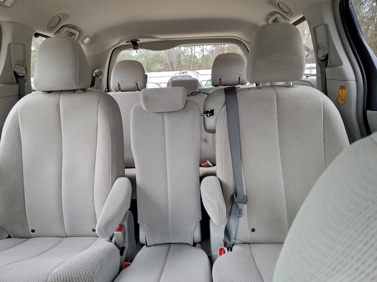 2014 TOYOTA SIENNA LE photo 10