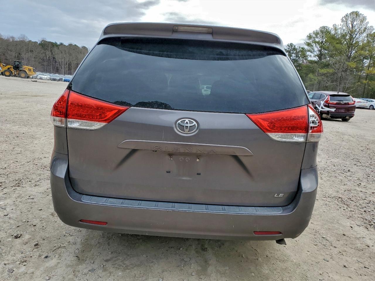 2014 TOYOTA SIENNA LE photo 6