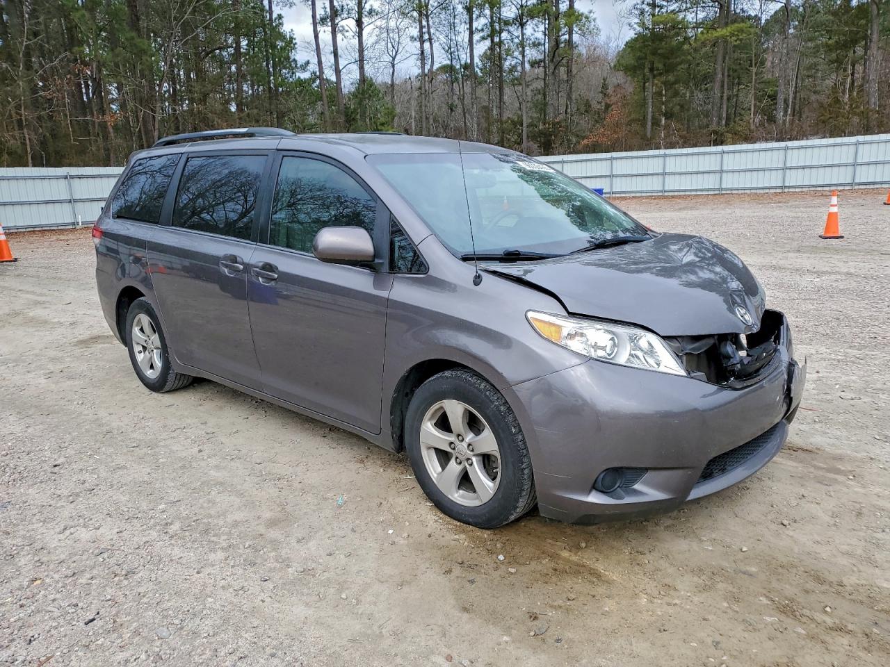 2014 TOYOTA SIENNA LE photo 4
