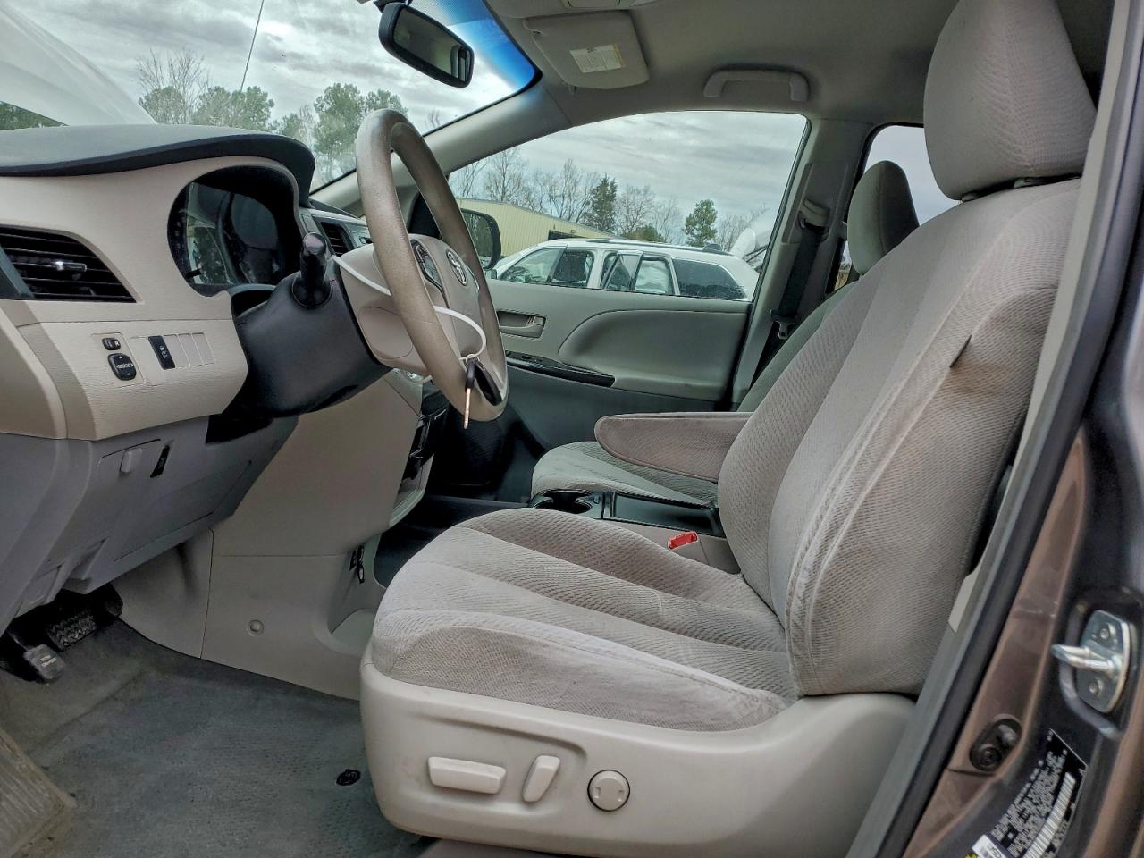 2014 TOYOTA SIENNA LE photo 7