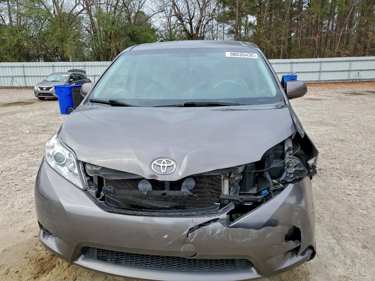2014 TOYOTA SIENNA LE photo 5