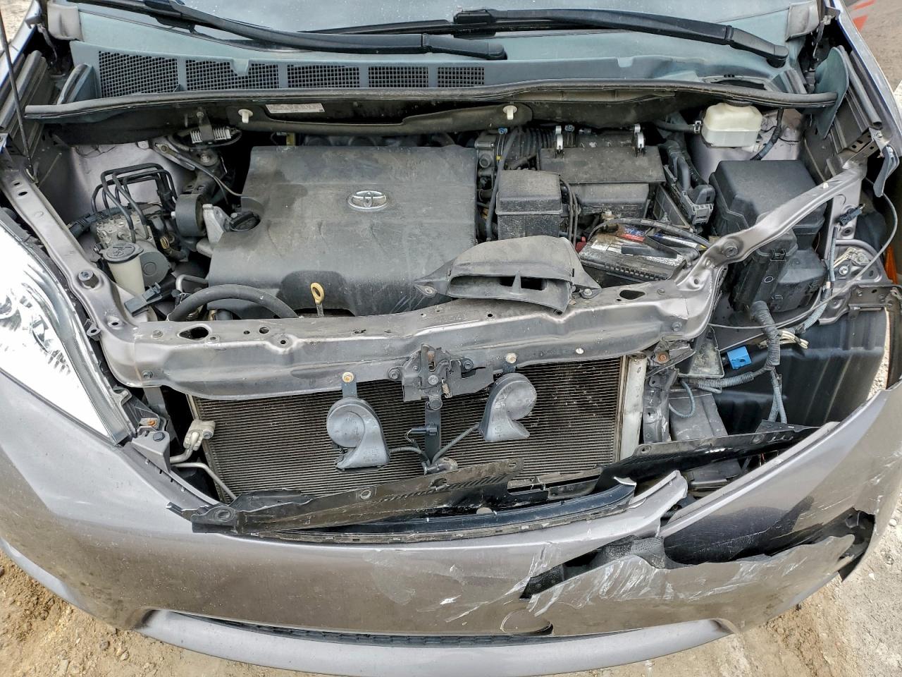 2014 TOYOTA SIENNA LE photo 12