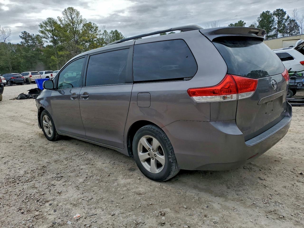 2014 TOYOTA SIENNA LE photo 2